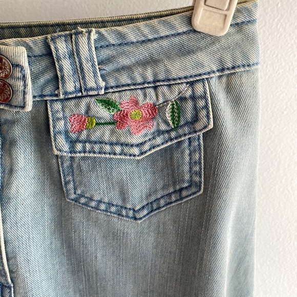 Topshop Jean skirt with front floral embroidered pockets with snaps. Size 6 - Picture 3 of 16